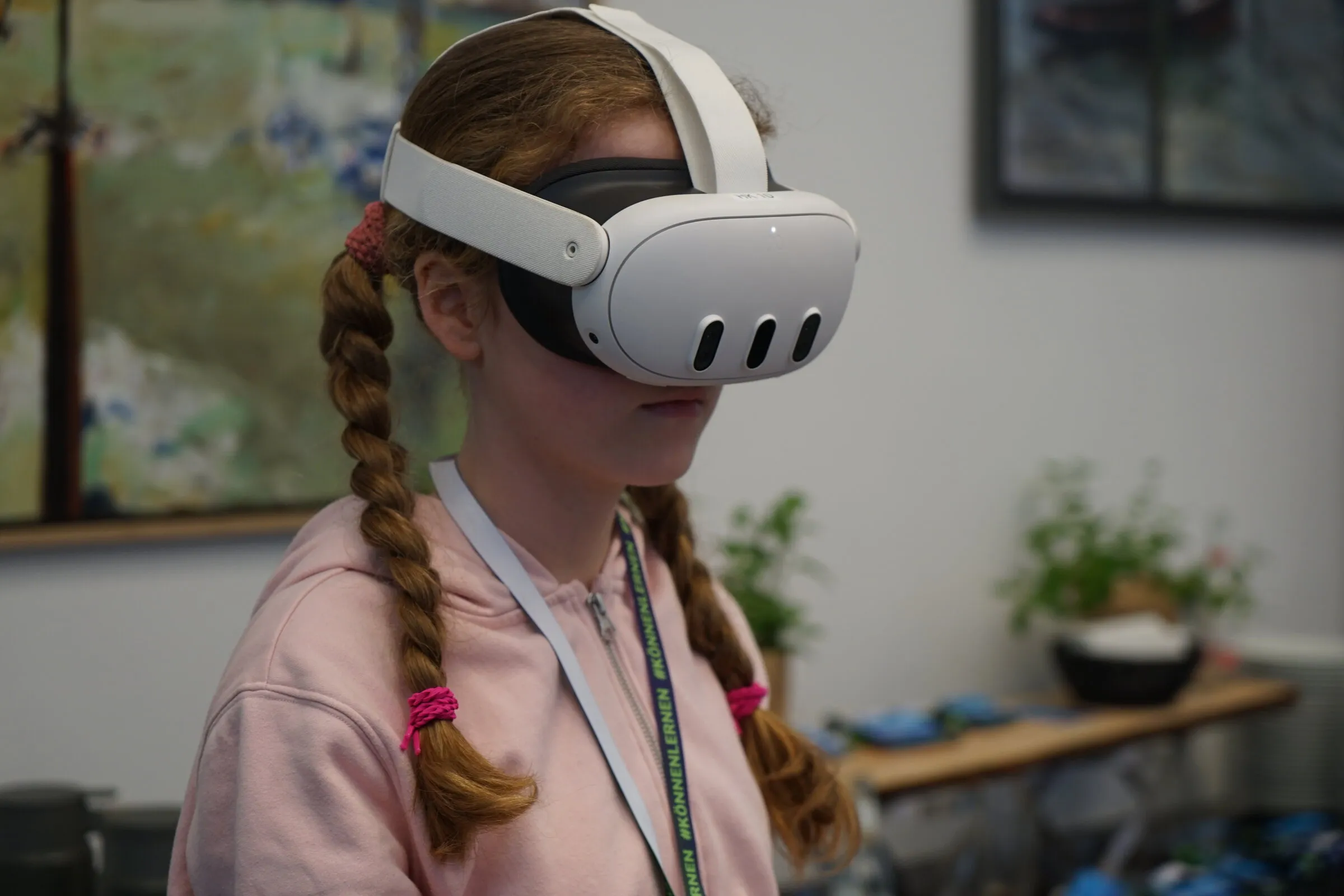 Schülerin mit VR-Brille