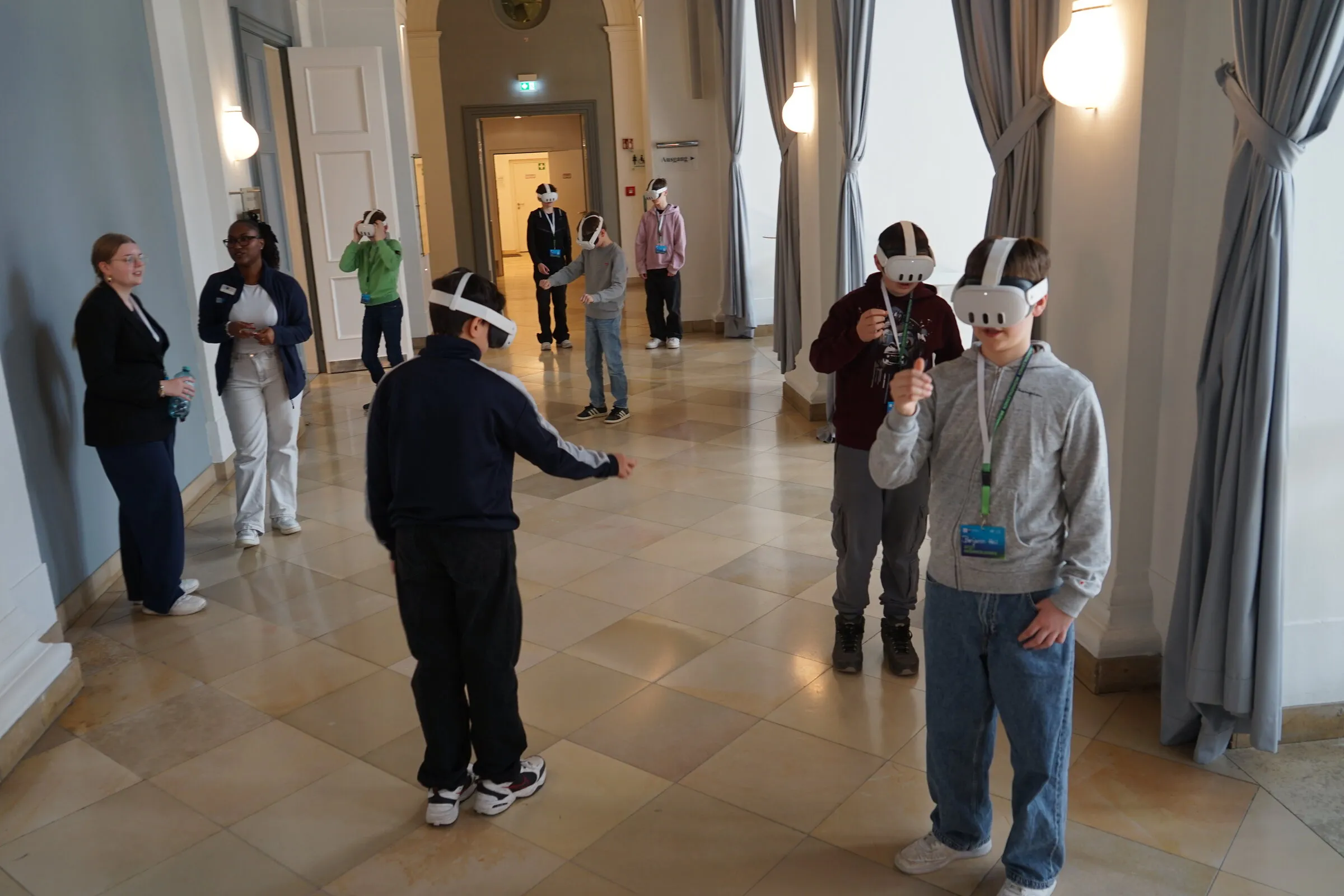 Schulklasse mit VR-Brillen beim Orientierungstag der Handelskammer Hamburg, betreut von Orientierungsmanagerinnen